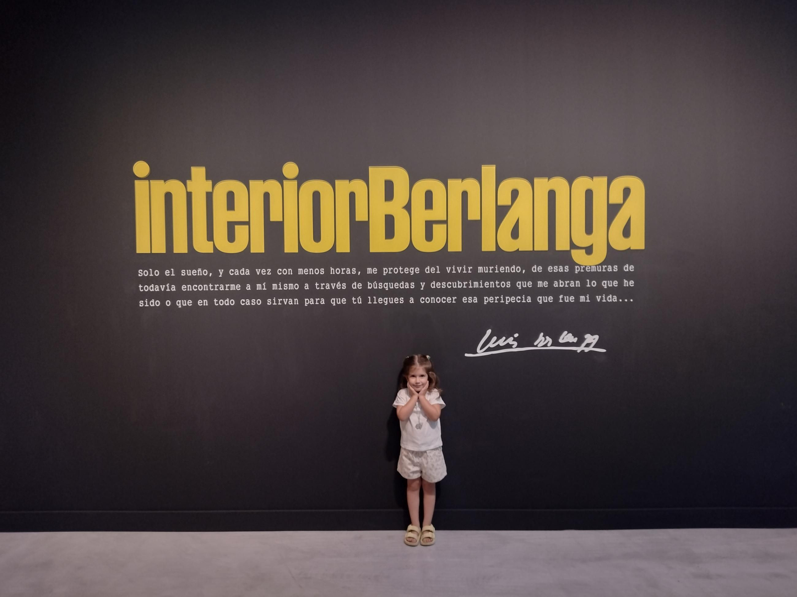 La joven Julia Lombardo Cruz en su visita a la exposición.