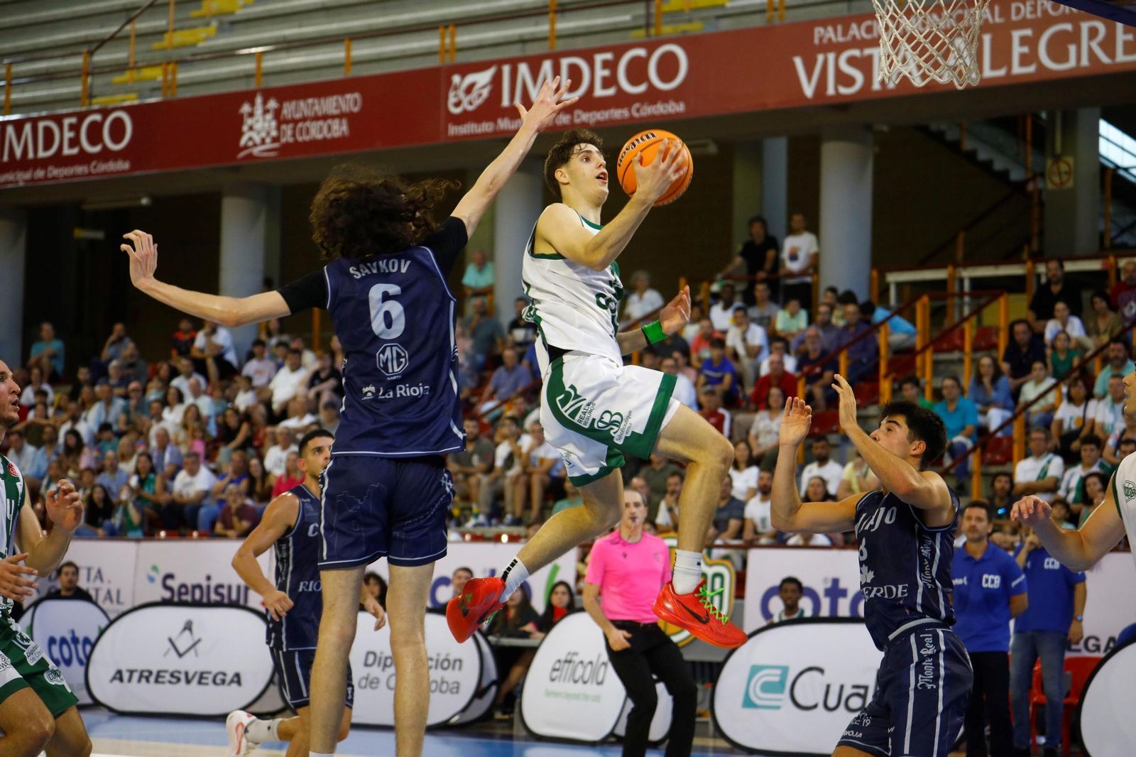 Guille del Pino entra a canasta ante la presión de la defensa riojana.