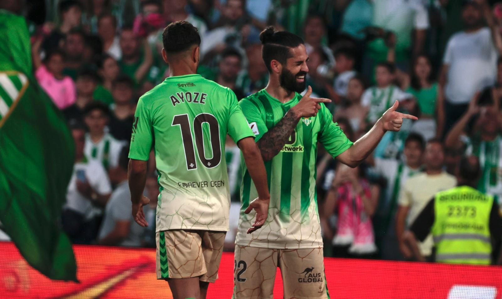 Isco celebra su gol junto a Ayoze.