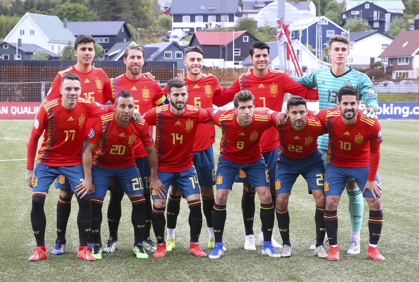 Jesús Navas, entre Sergi Roberto e Isco, en la foto de la formación ante Islas Feroe.