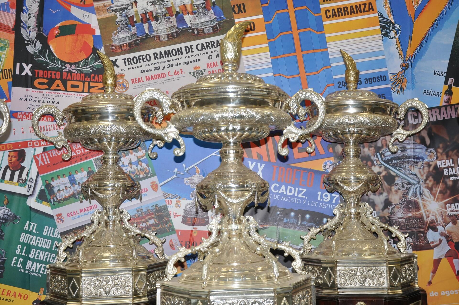 Imagen de la monumental copa de campeón del torneo gaditano.