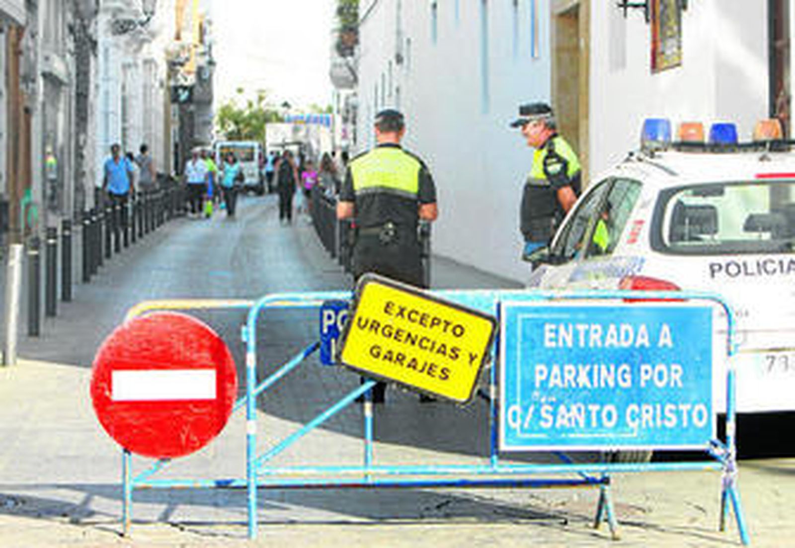 Entrada a la calle Larga con vallas y policías para impedir el paso de vehículos por esta vía.