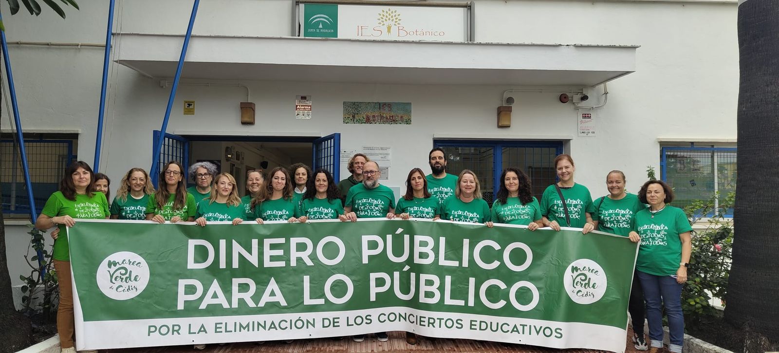 Profesores del IES Botánico, concentrados para protestar por la falta de personal administrativo en el centro