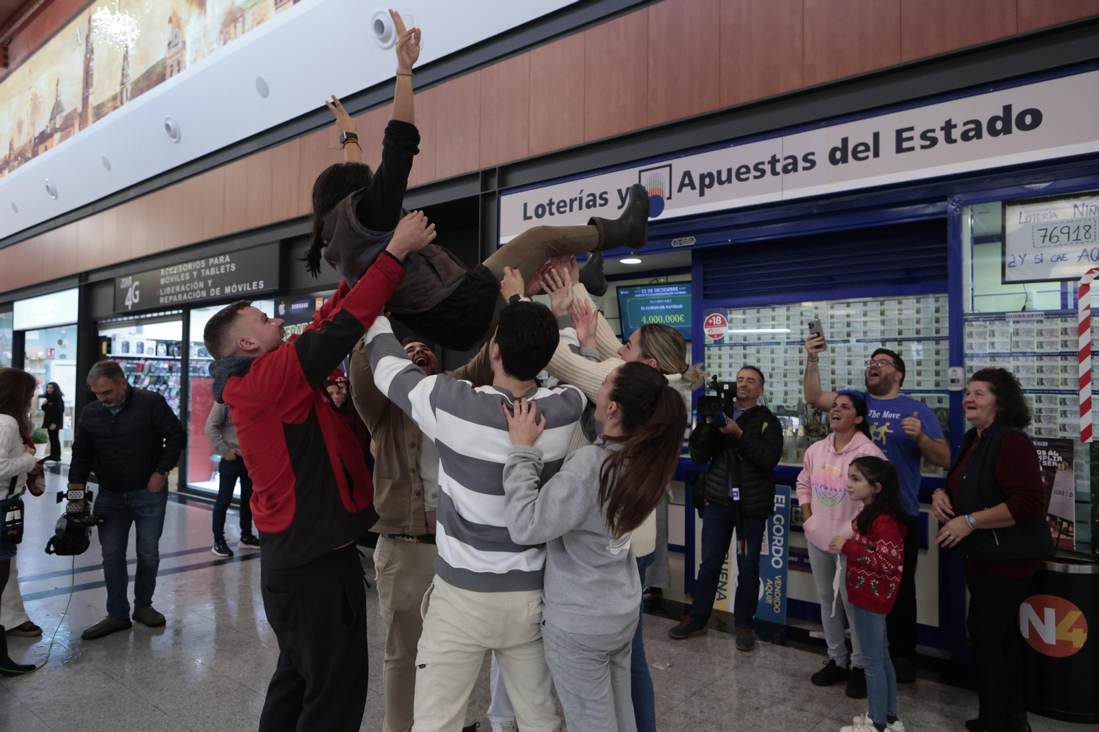 Alegría entre los premiados con el Gordo de la Lotería de Navidad en Écija