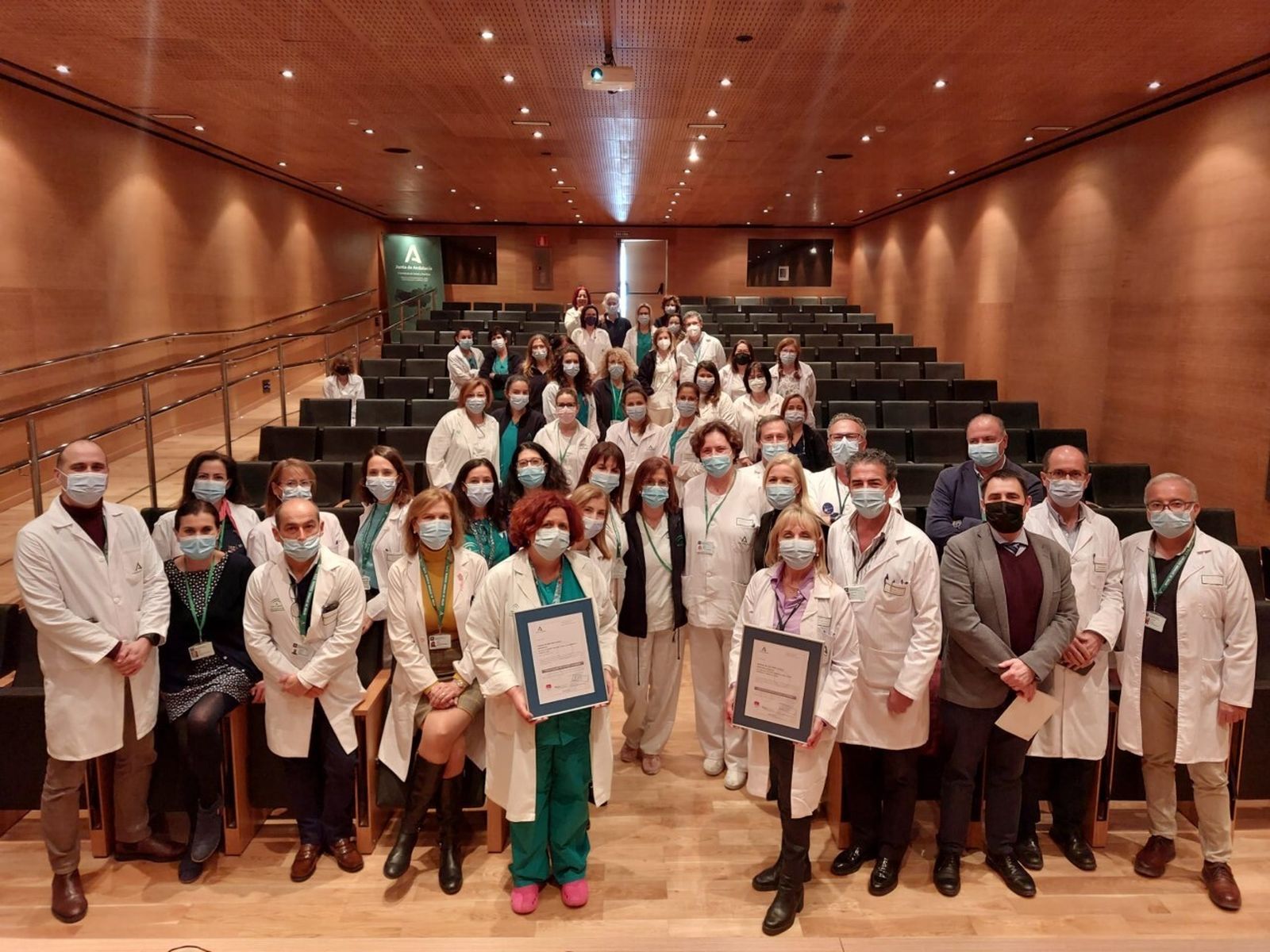 Los equipos de las unidades de Urgencias y Análisis Clínicos con sus distintivos