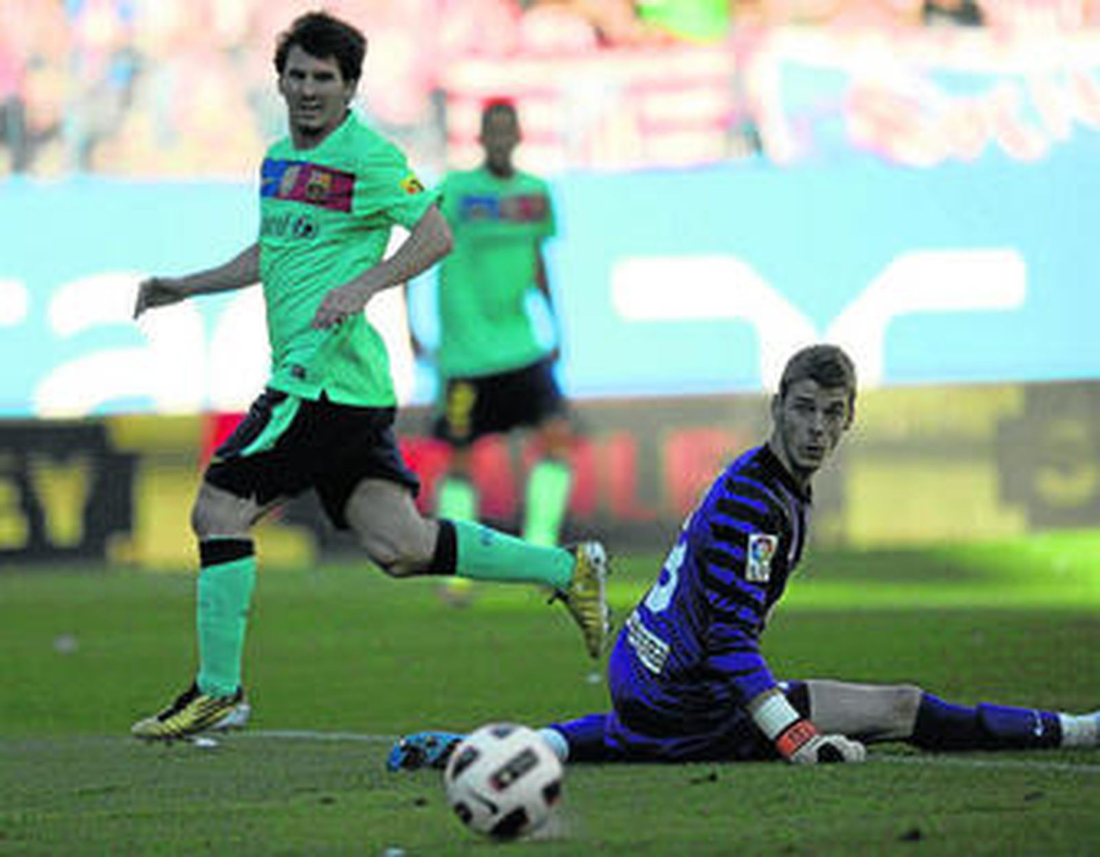 Leo Messi, batiendo por bajo a De Gea en el primer tanto de los barcelonistas.