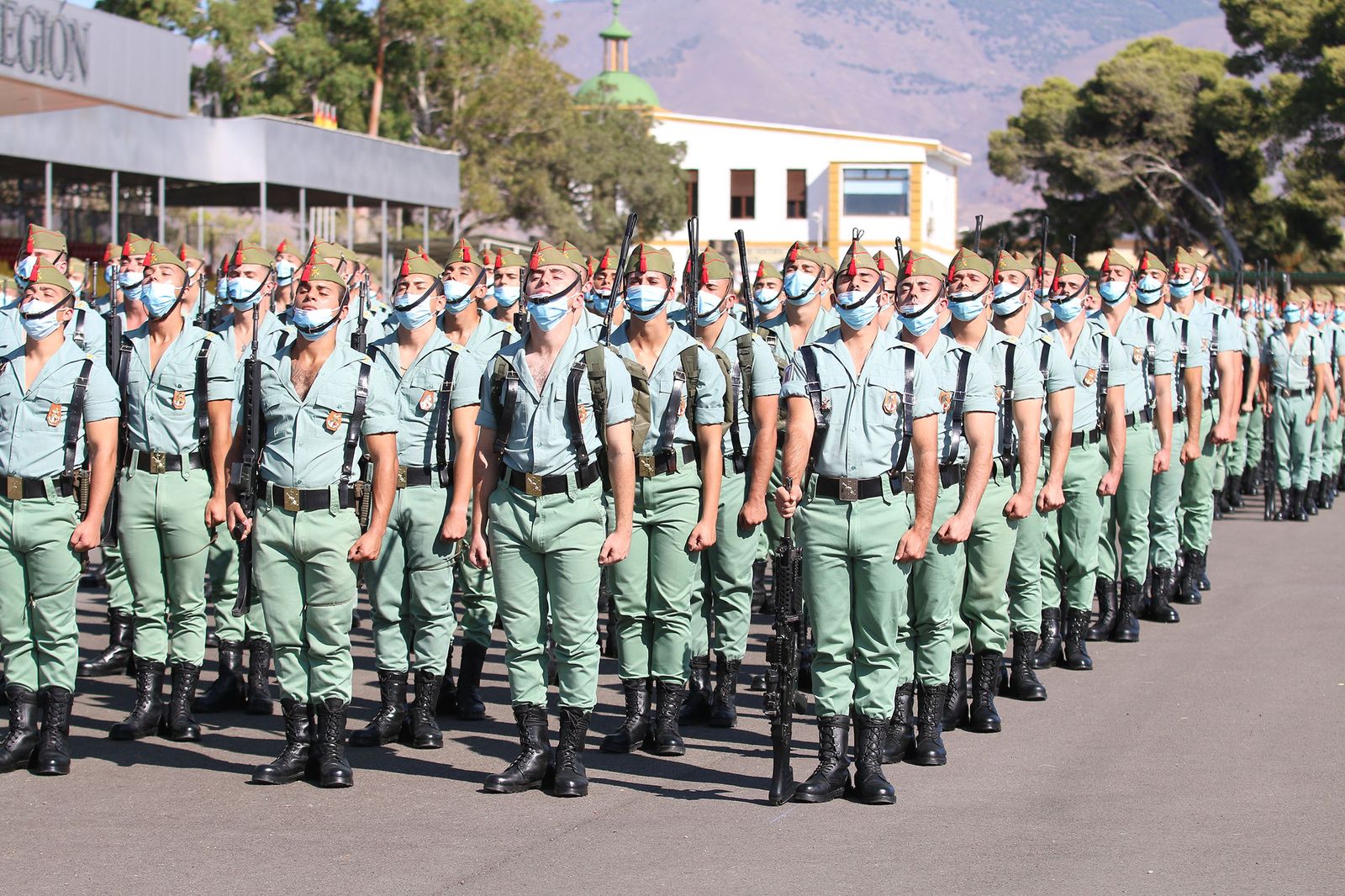 Fotogalería de la ministra de Defensa, Margarita Robles, a La Legión
