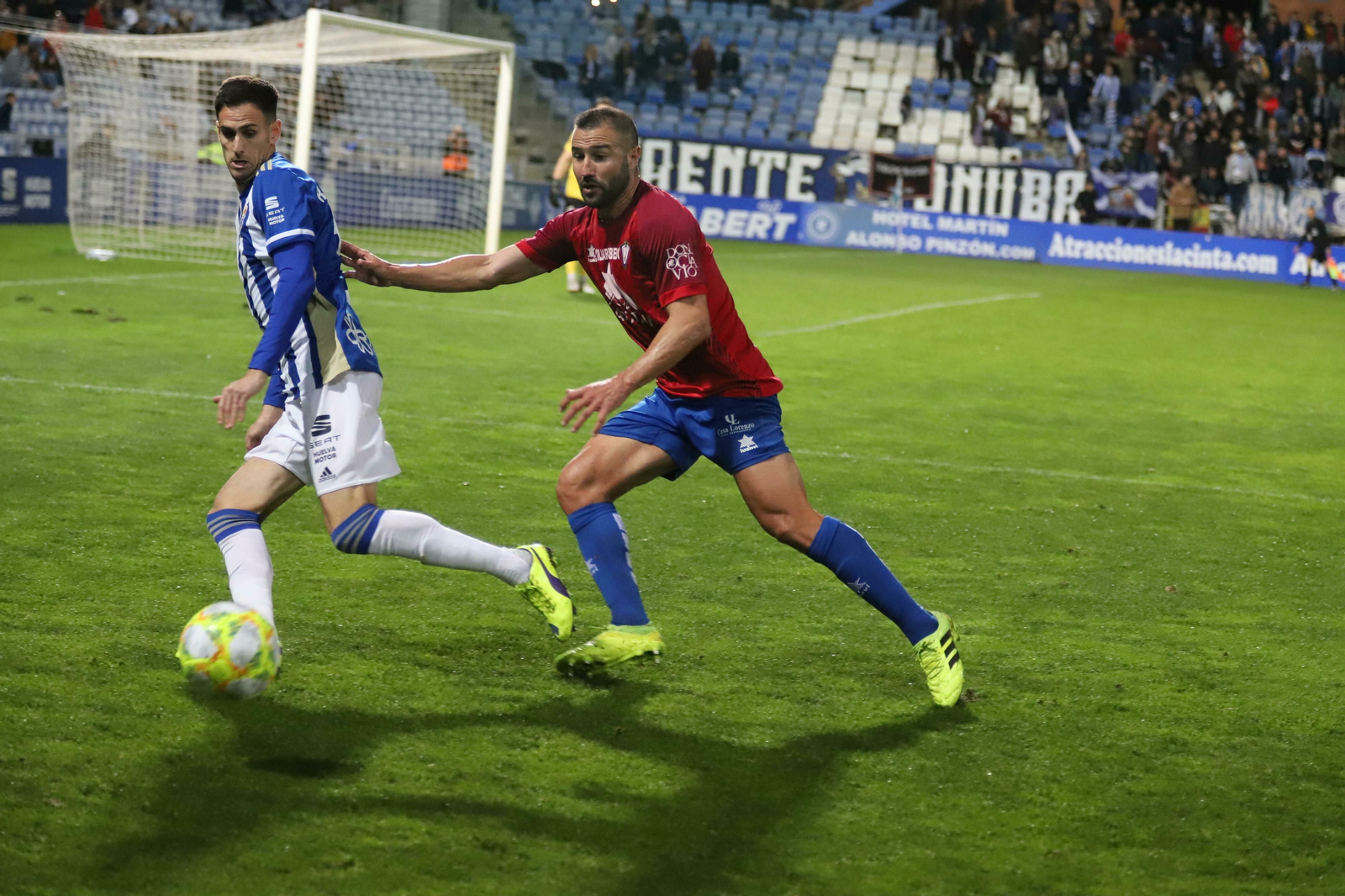 Rubén Cruz intenta escaparse de un rival durante el reciente partido entre el Recre y el Villarrobledo Rubén Cruz intenta escaparse de un rival durante el reciente partido entre el Recre y el Villarrobledo
