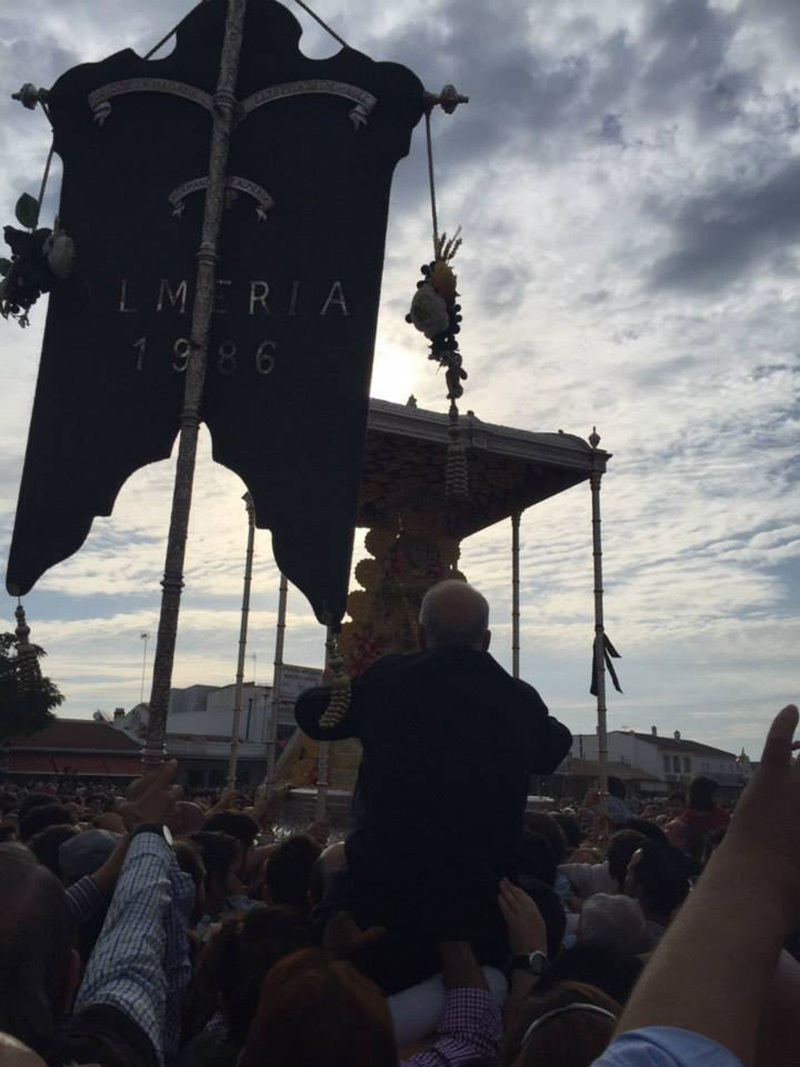 El simpecado de Almería ante la Virgen del Rocío.