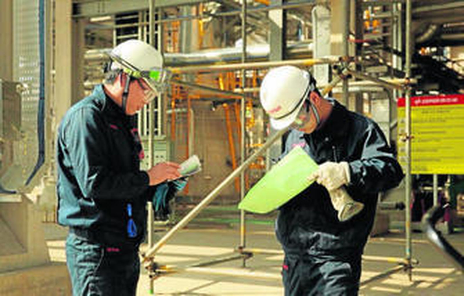 Dos trabajadores de la planta de Cepsa en Shanghái, ayer.