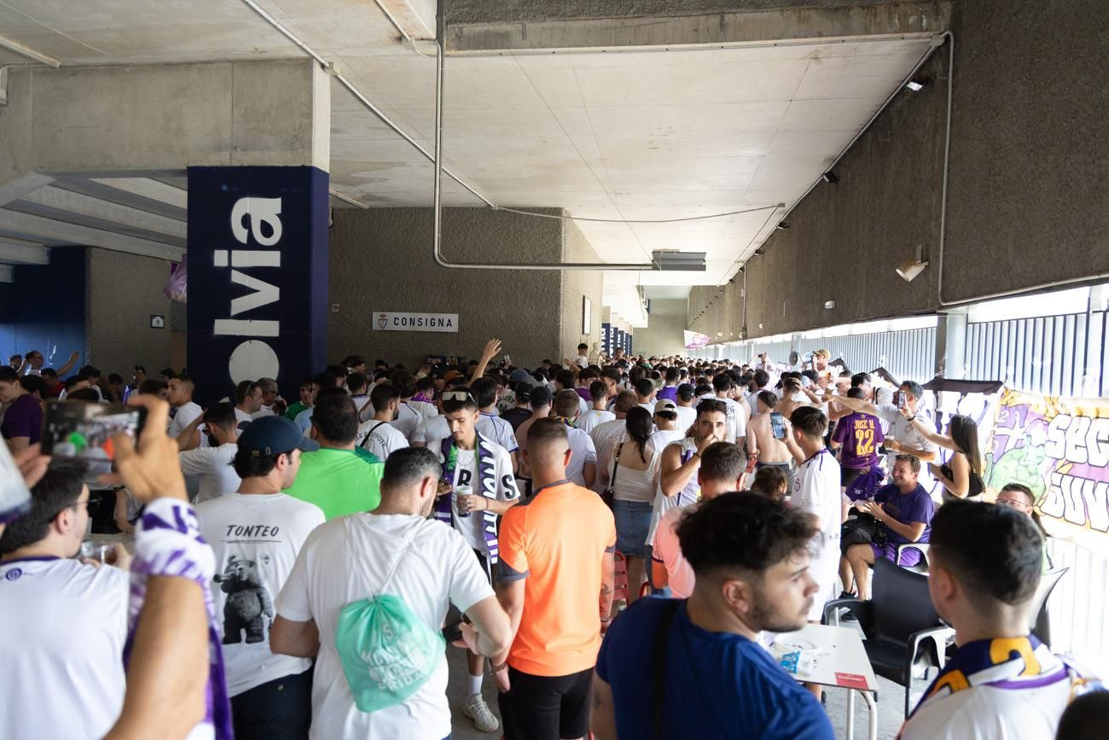 El épico recibimiento de la afición lagarta al Real Jaén, en imágenes