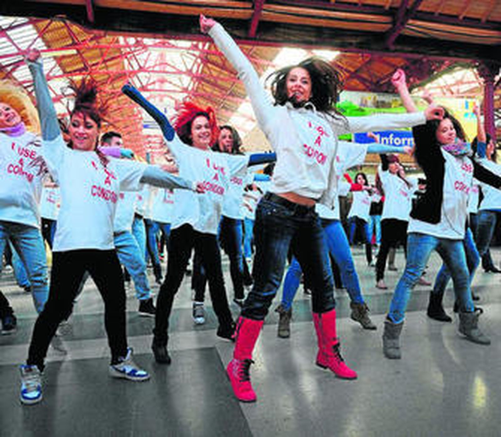 Participantes de un 'flashmob', en celebración del Día Mundial del Sida, con el lema 'yo uso condón'.