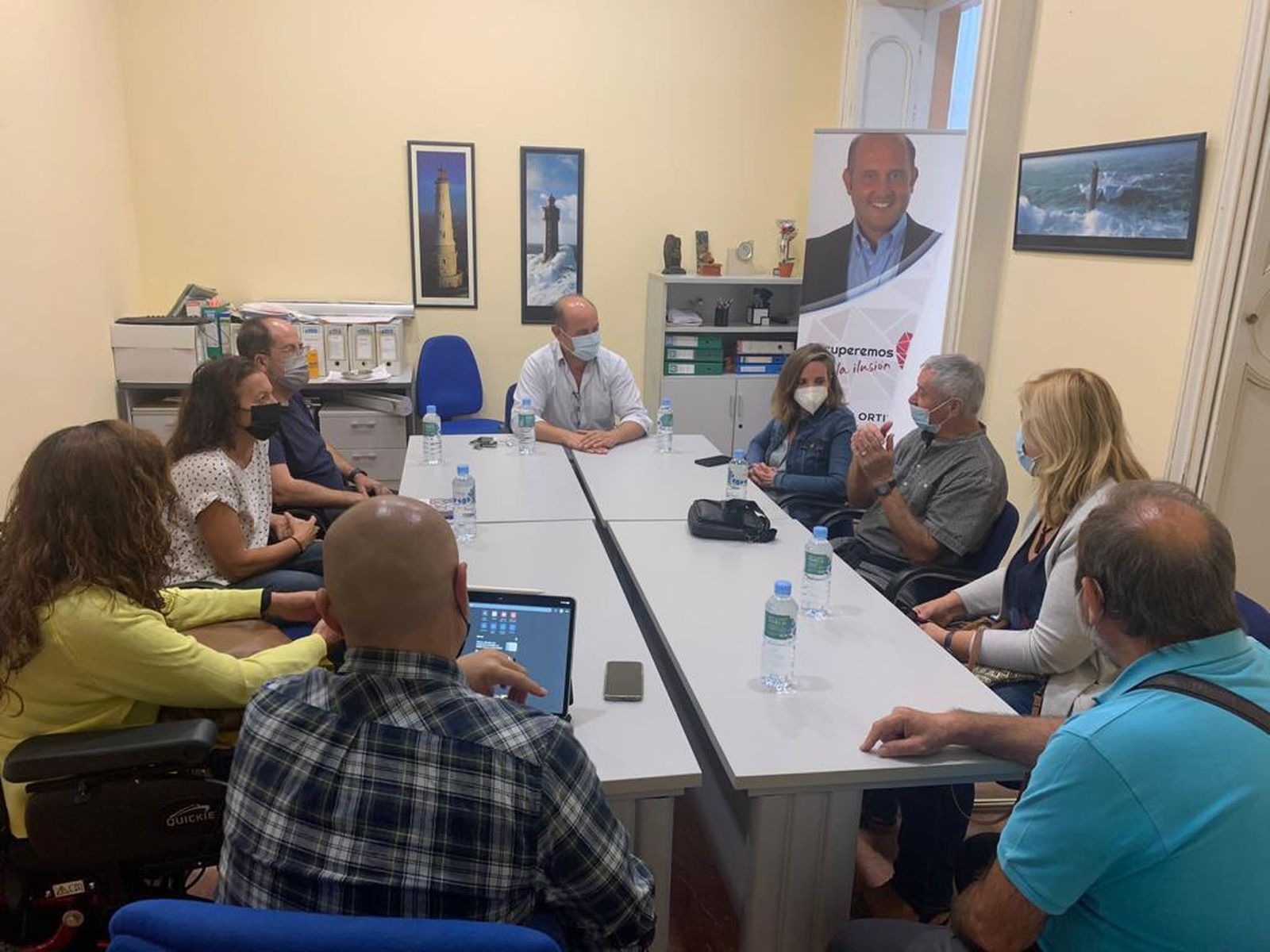 Reunión de miembros del PP de Cádiz con representantes de la AVV San José Playas, taxistas y transportistas afectados.