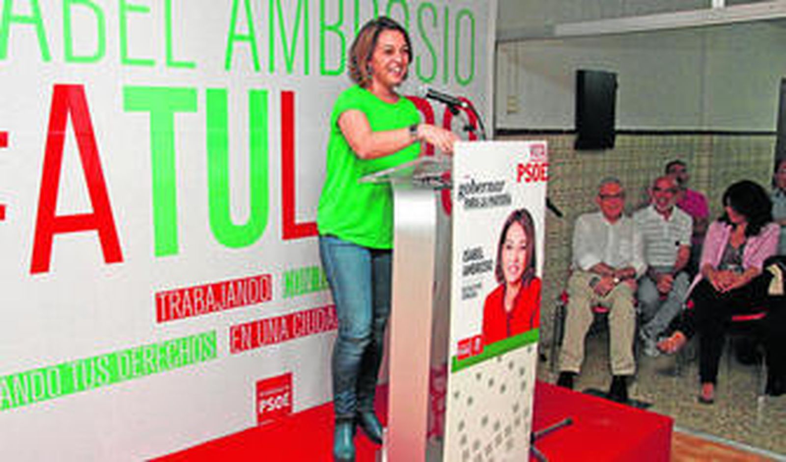 La alcaldable socialista, Isabel Ambrosio, ayer durante su intervención en el cierre de la campaña electoral.