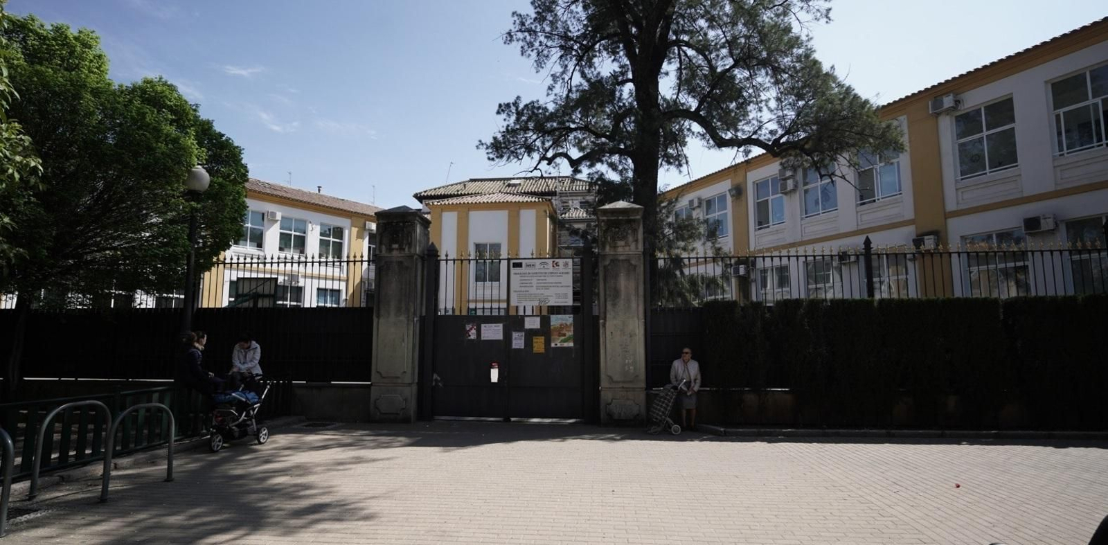 Puerta de entrada al colegio Colón.