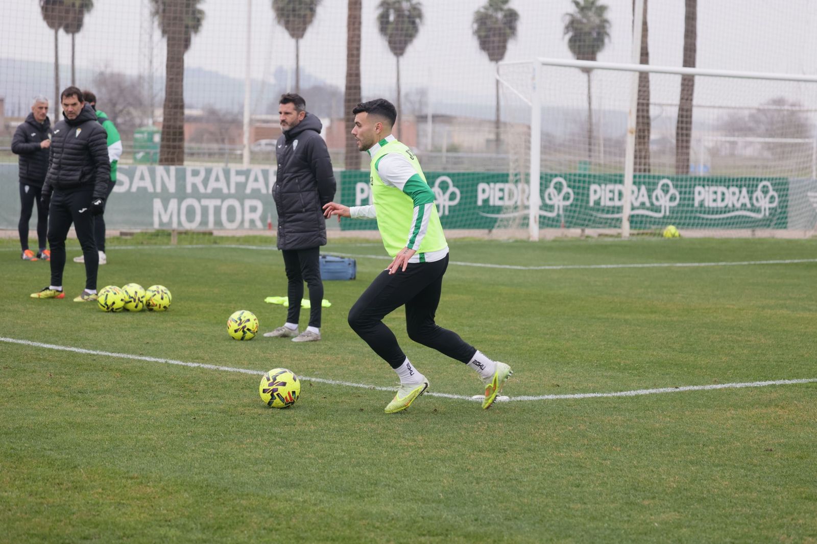 Álex Martín conduce el balón durante un entrenamiento.