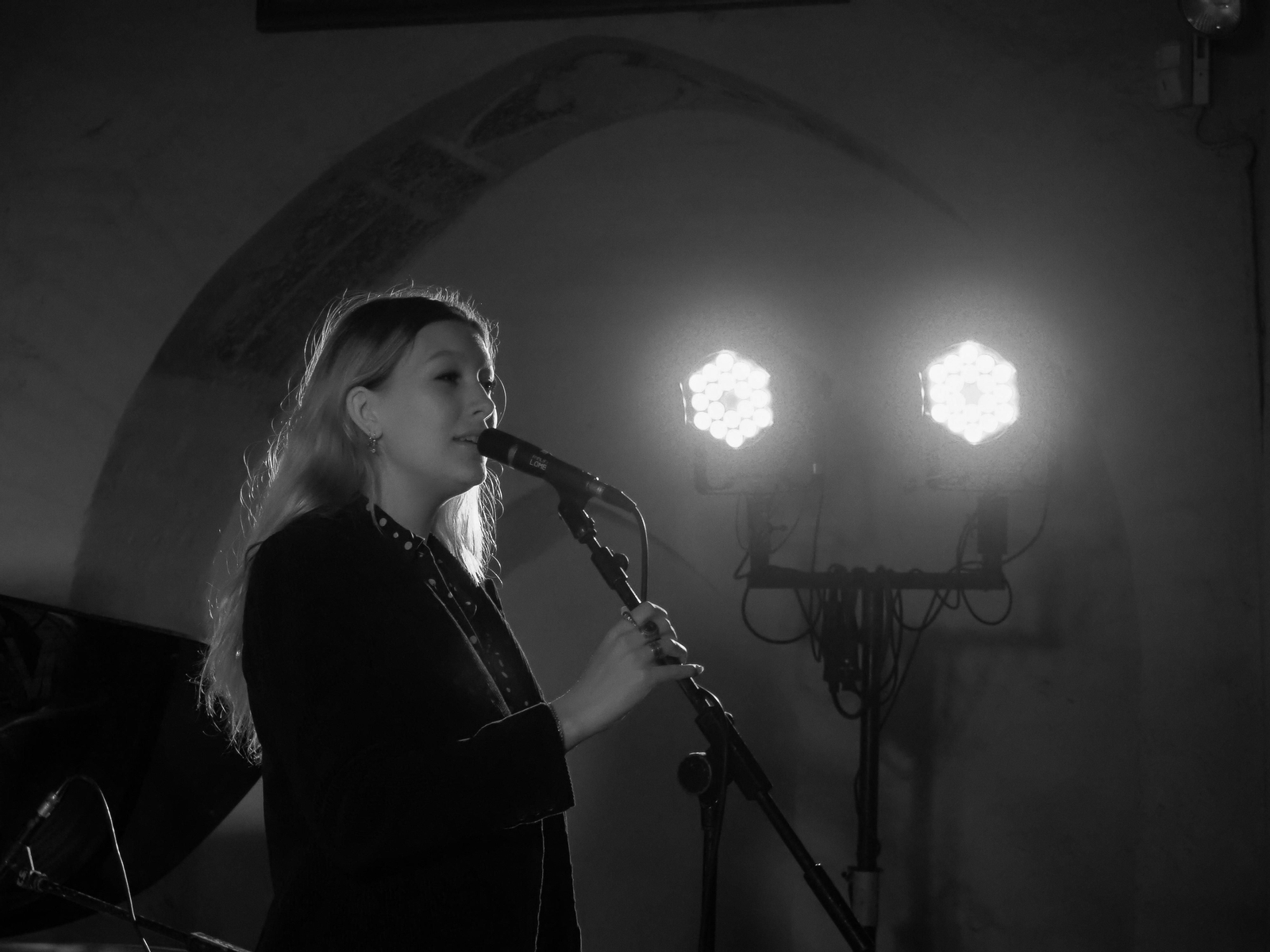 Las fotografías del concierto de Howe Gelb en la Iglesia de la Magdalena de Córdoba
