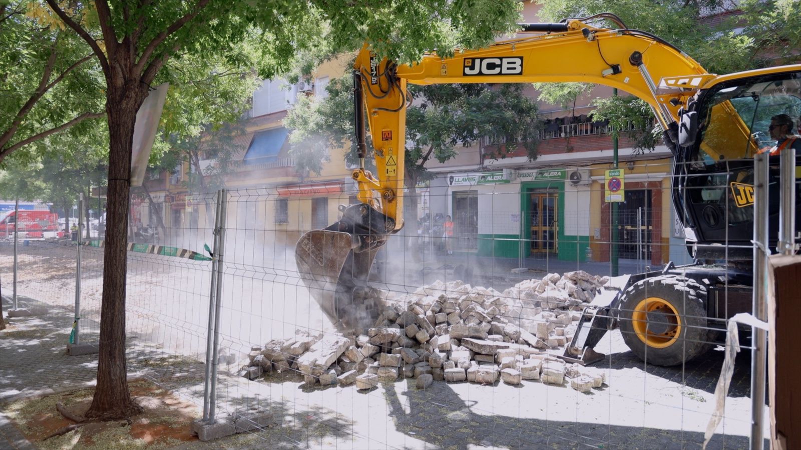 Retirada de adoquines en la calle Rafael Salgado de Bami.