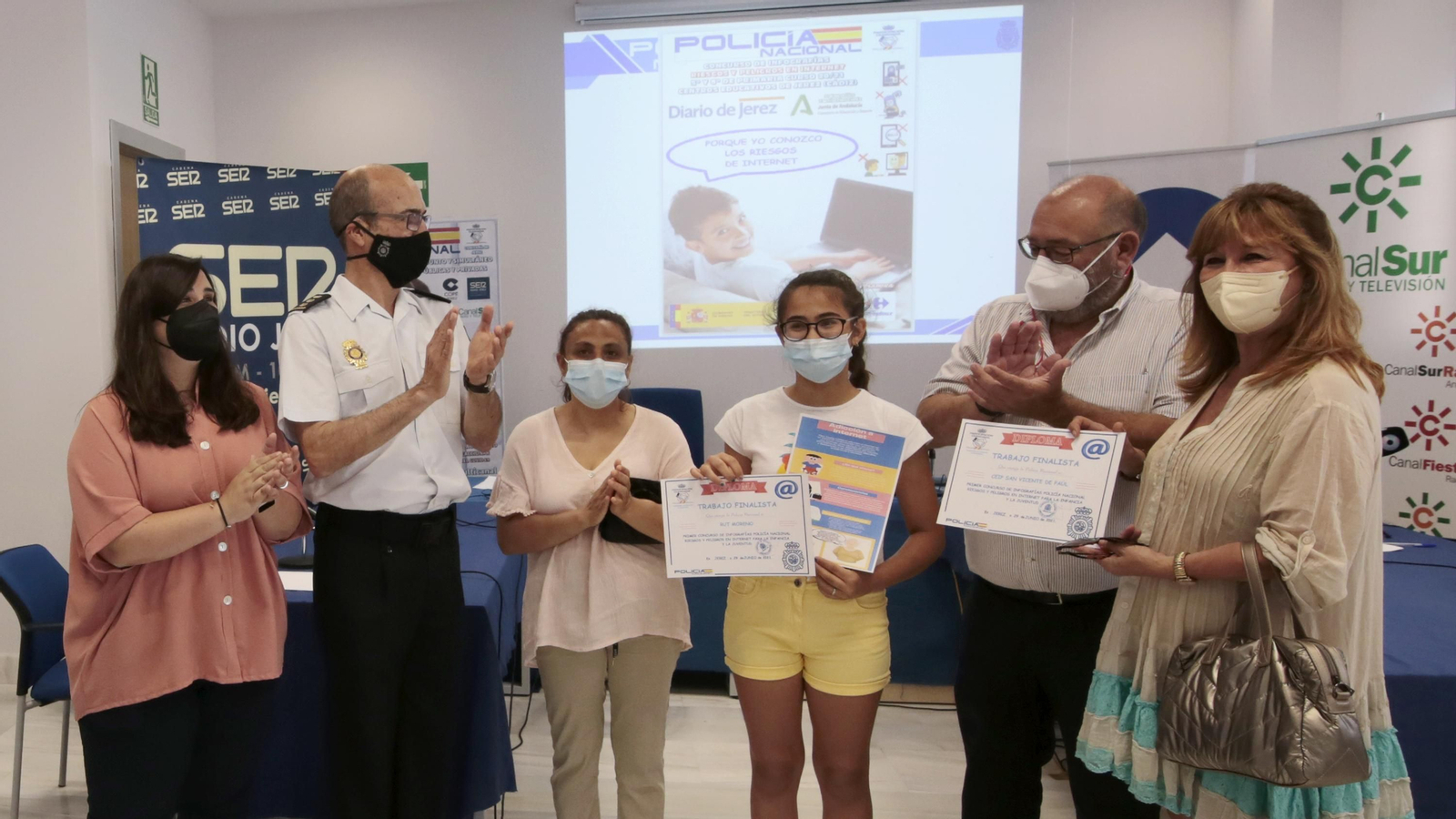 Premios del concurso escolar de infografías sobre riesgos de internet de Diario de Jerez y Policia Nacional