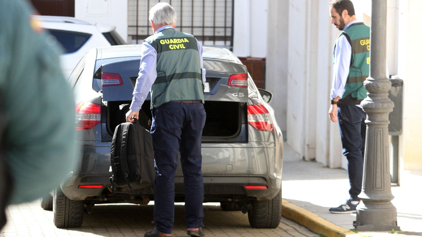 Agentes de la UCO llegando a los juzgados valverdeños. Agentes de la UCO llegando a los juzgados valverdeños.