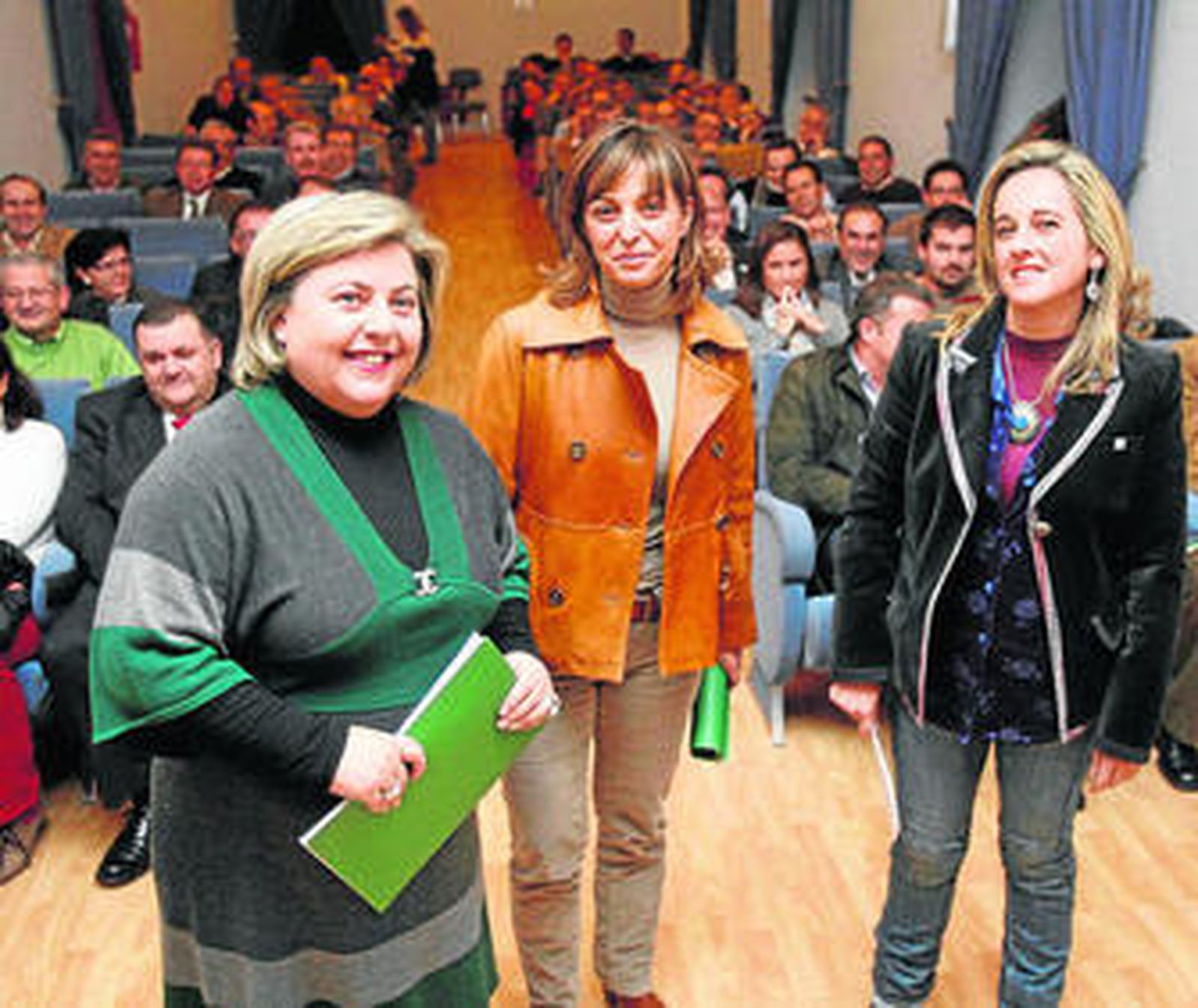 Las consejeras Clara Aguilera y Cinta Castillo, junto a Isabel Ambrosio, durante la presentación de la ley.