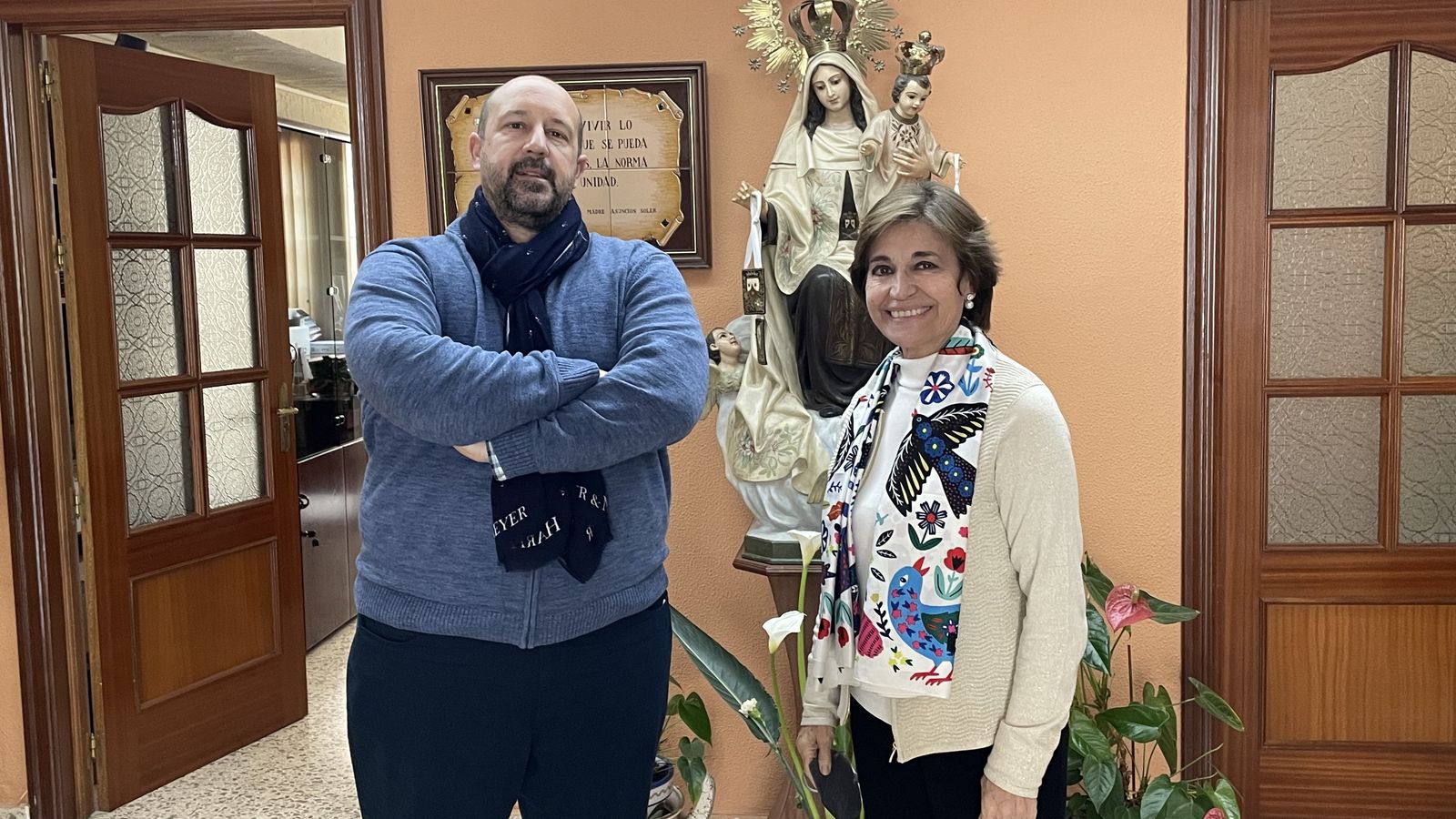La directora de la comunidad de hermanas junto con el director del centro
