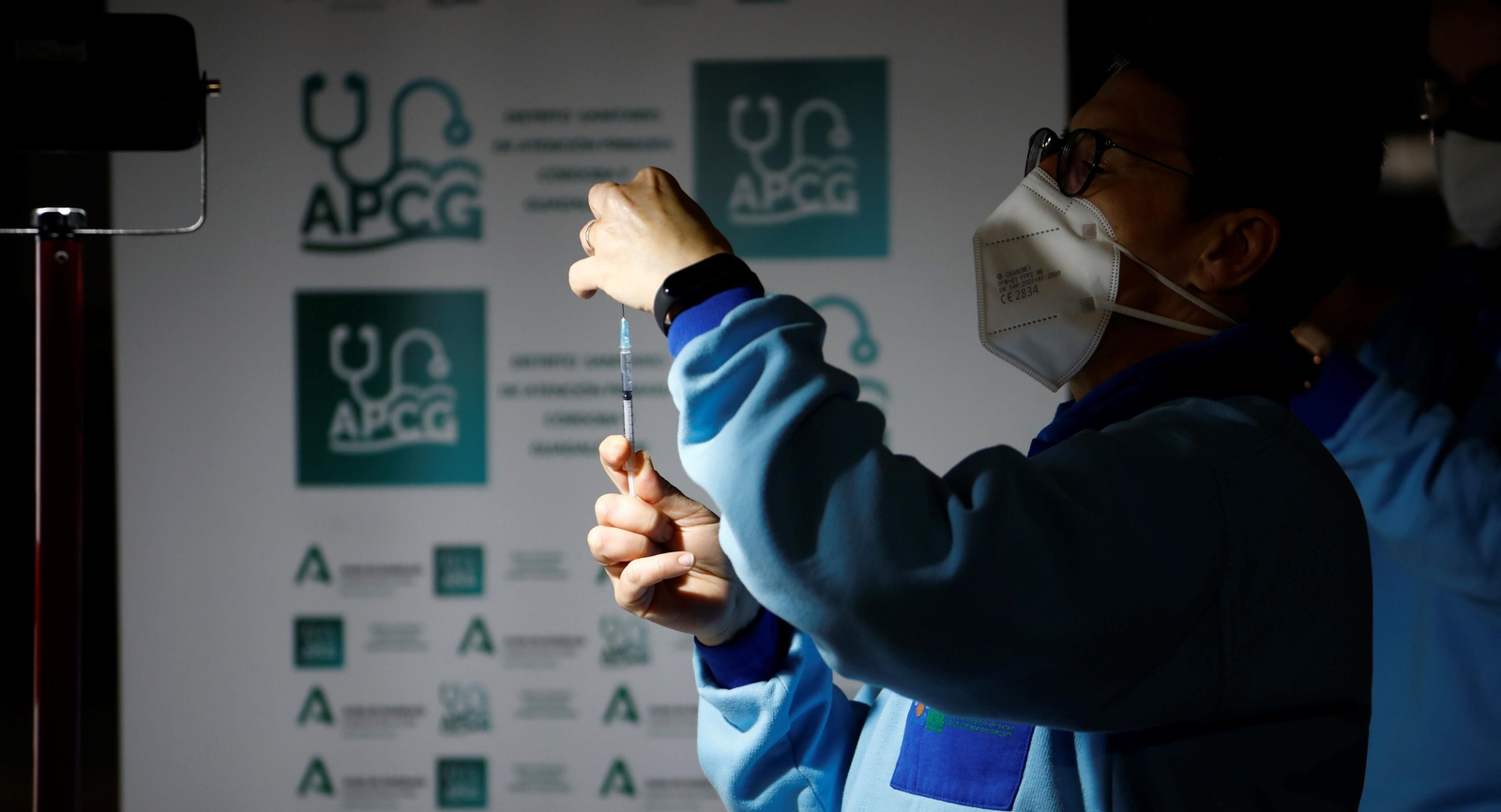 Una enfermera prepara una dosis de la vacuna contra el covid-19.