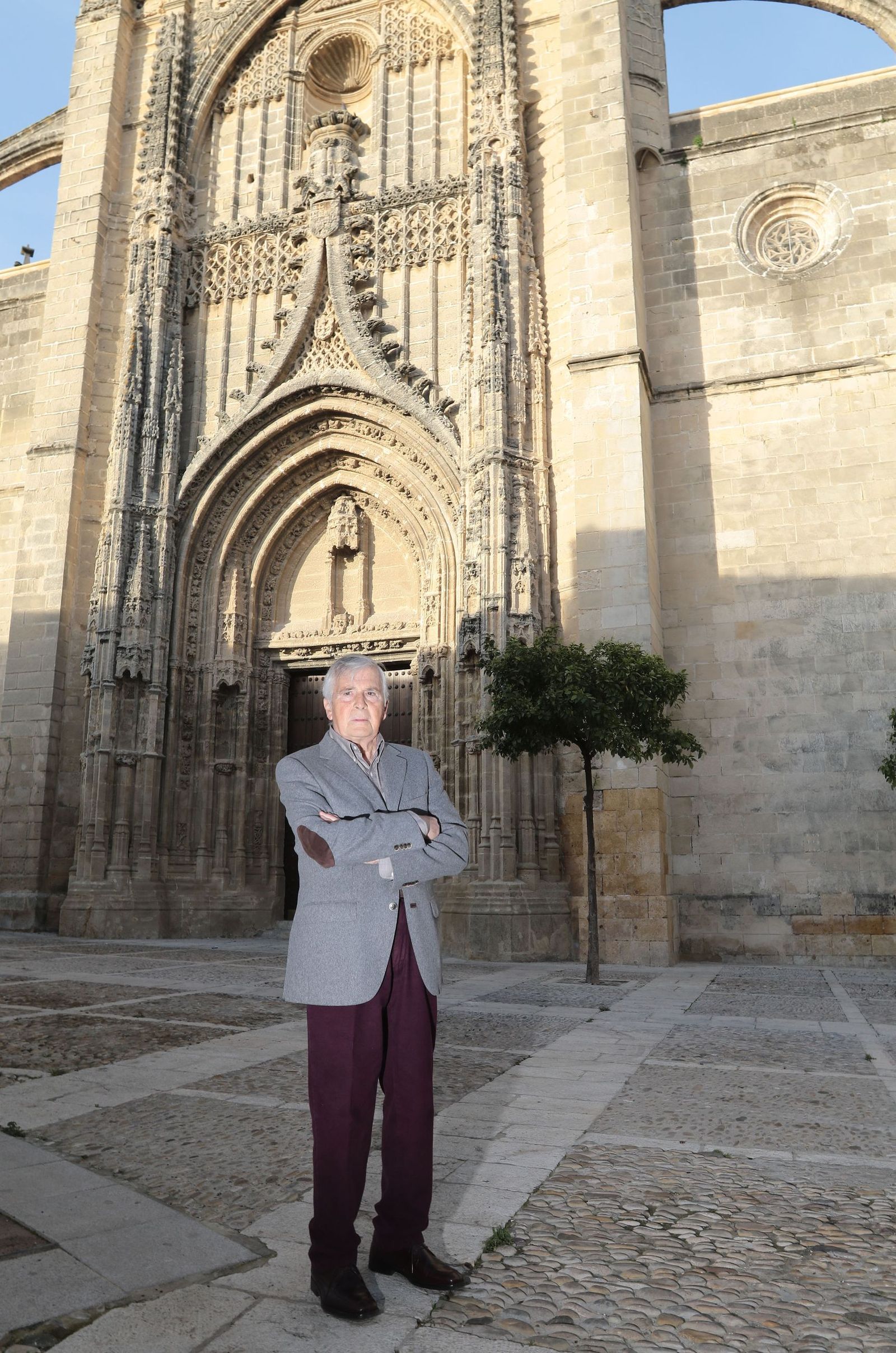 José María Álvarez-Beigbeder, frente al Angostillo de Santiago.