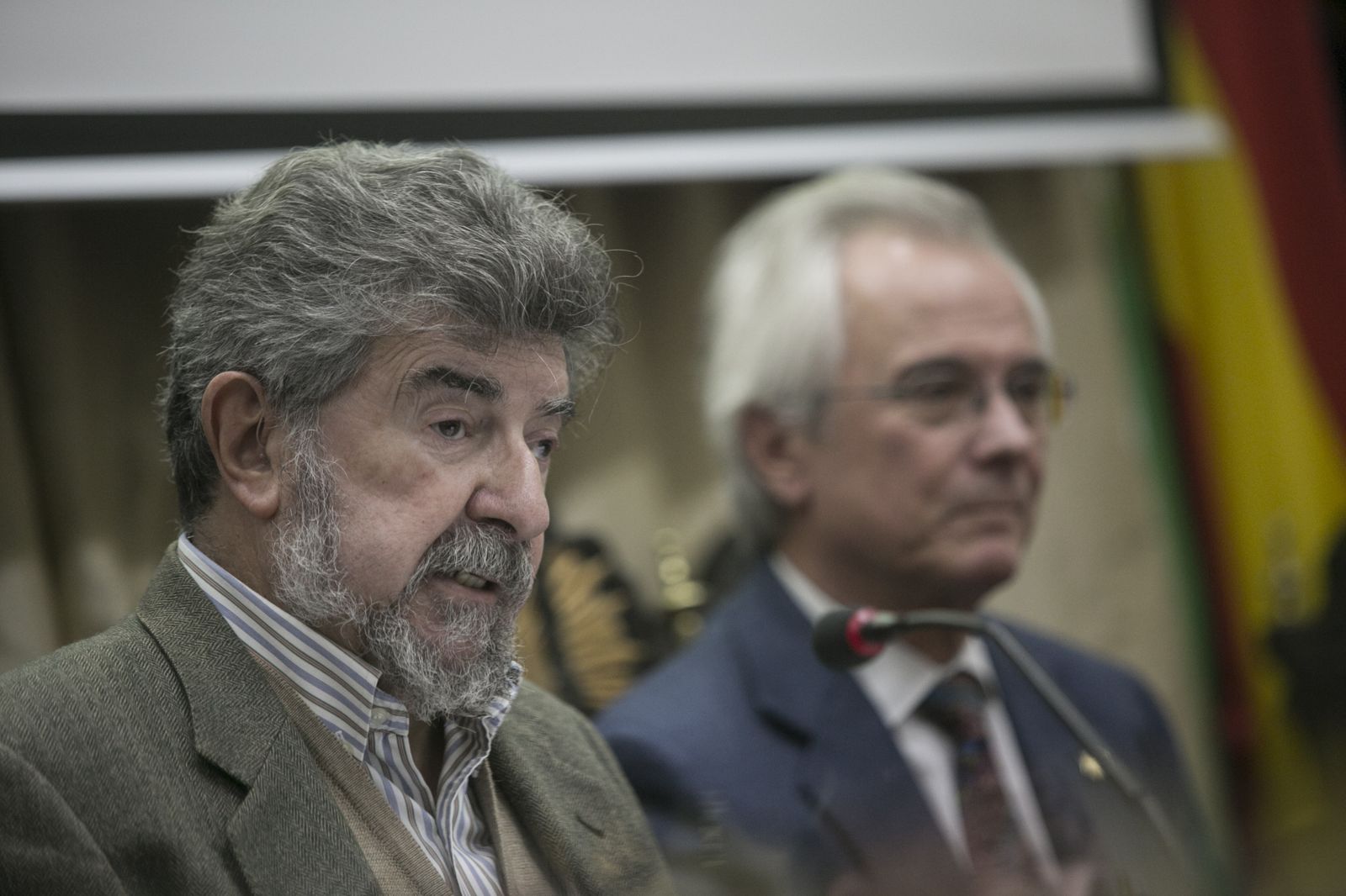 Isidoro Moreno, junto a José María Cabeza, director del ciclo de Mitología Andaluza del Ateneo.