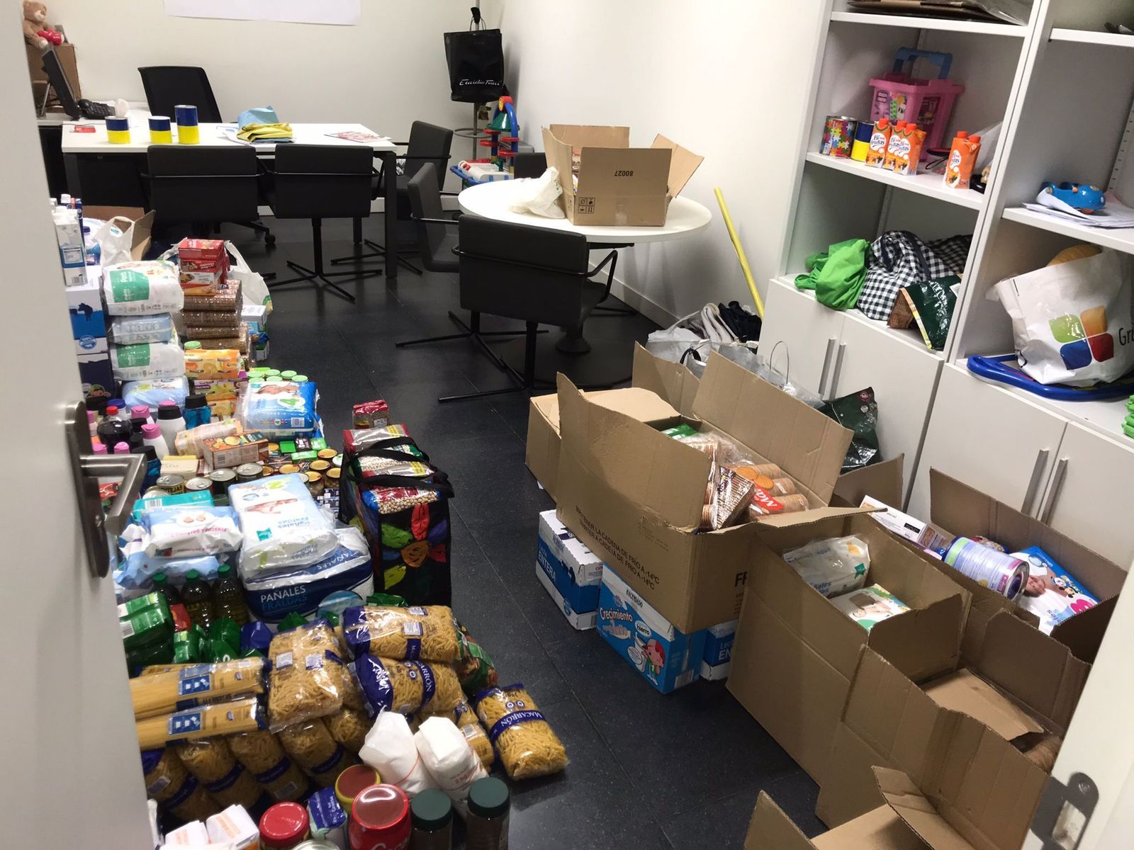 Cajas de comida y ayuda recibidas por las asociaciones de estudiantes de Medicina.