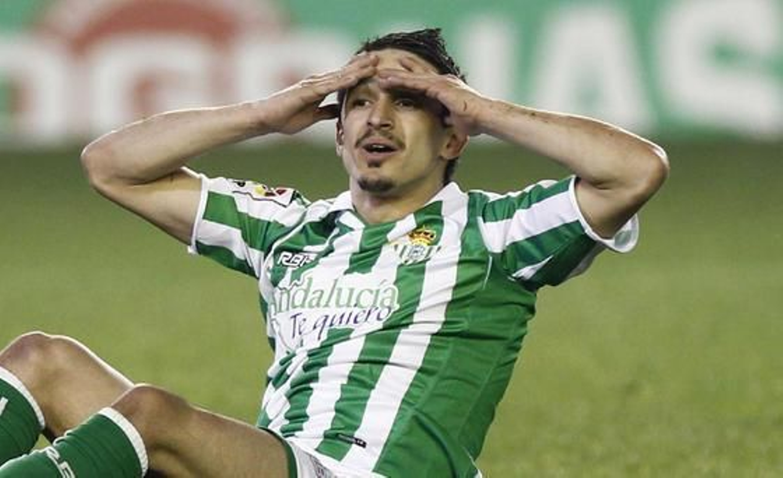 Jonathan Pereira se desespera tumbado en el césped. / Antonio Pizarro