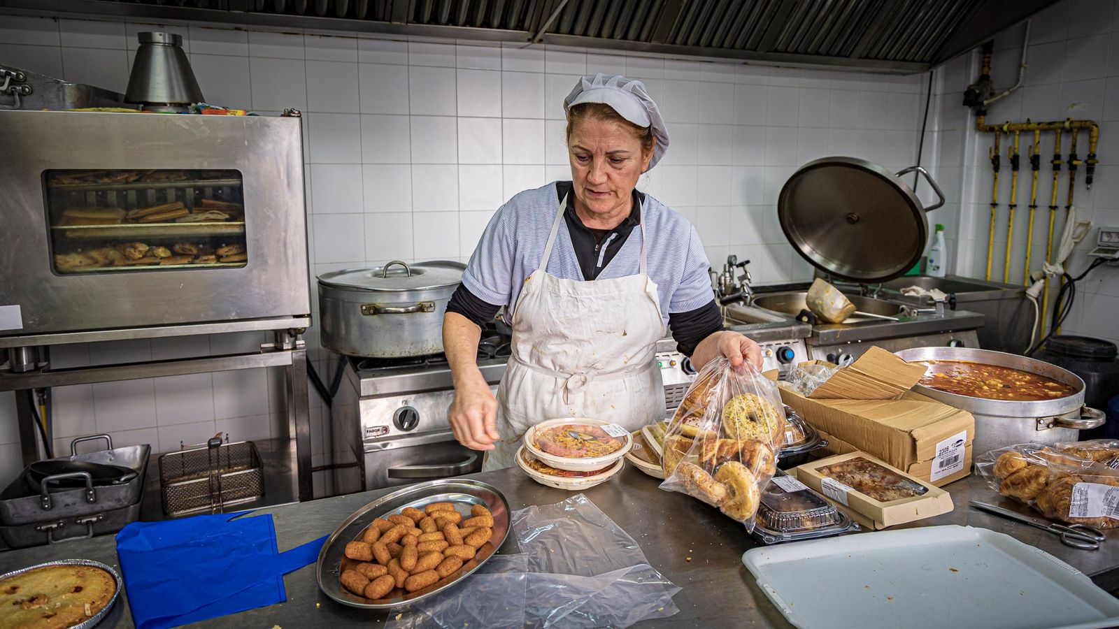 Preparativos en la cocina del comedor benéfico El Pan Nuestro, en San Fernando