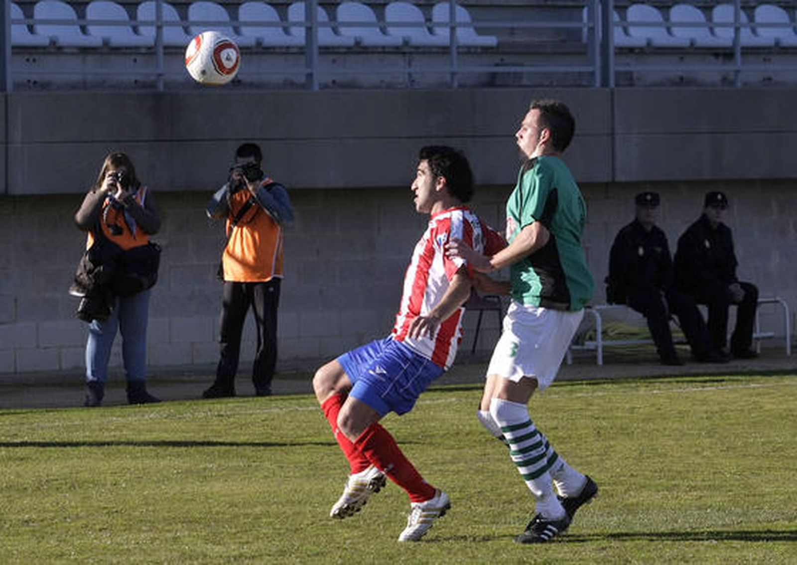 El Algeciras, que sólo logró empatar ante el Puerto Real en un ambiente enrarecido, continúa cuarto en la clasificación./Fotos:Erasmo Fenoy 

Foto: Erasmo Fenoy
