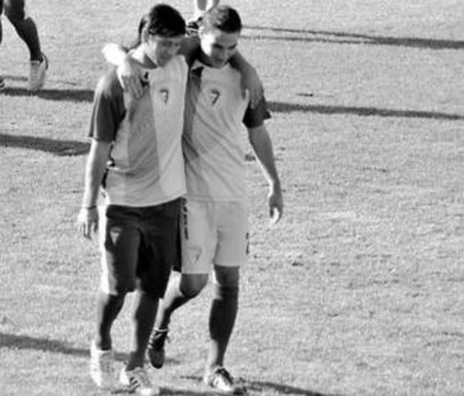 Jesús se abraza a Acuña en la sesión de trabajo de ayer.