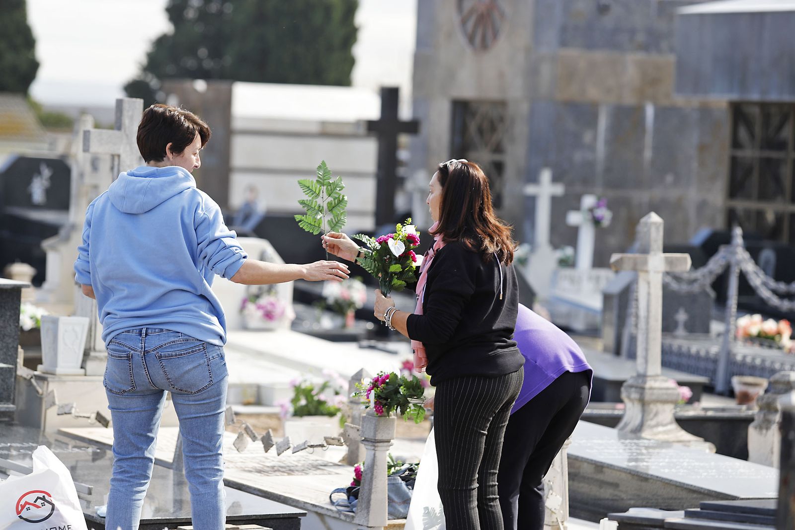 Imágenes del Día de Todos los Santos en el cementerio de la Soledad de Huelva