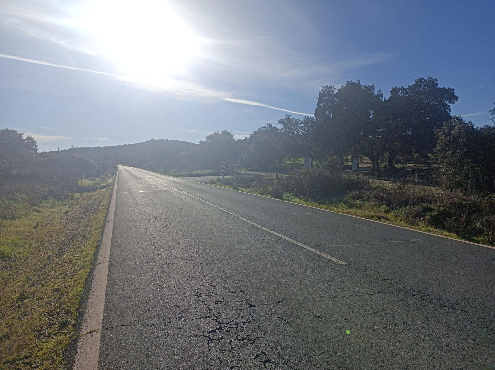 El primer tramo va por el arcén de la carretera y es muy feo.
