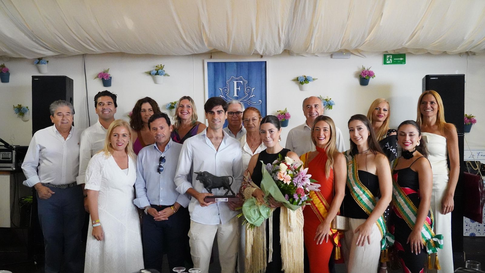 Miguel Ángel Pacheco recibe un premio en la caseta La Favorita