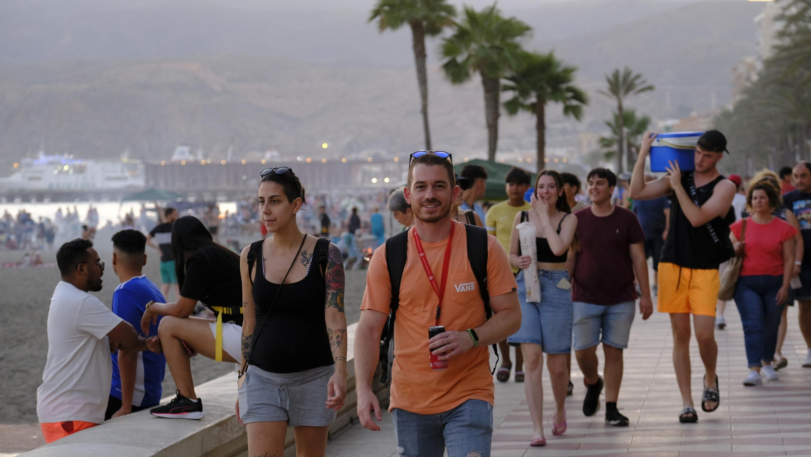 Imágenes de las hogueras de la Noche de San Juan en Almería capital