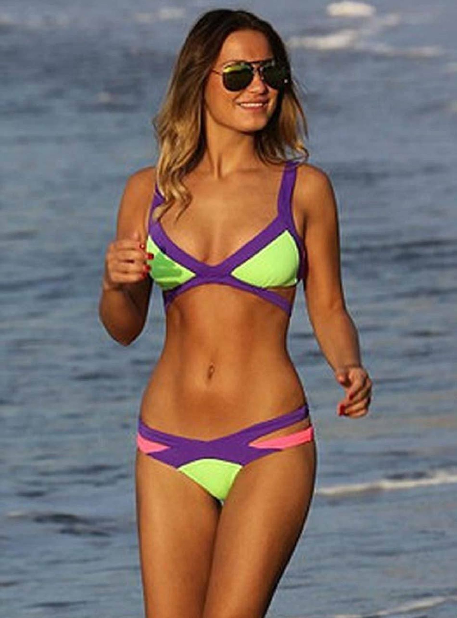 Biquini en tonos flúor combinado con morado.