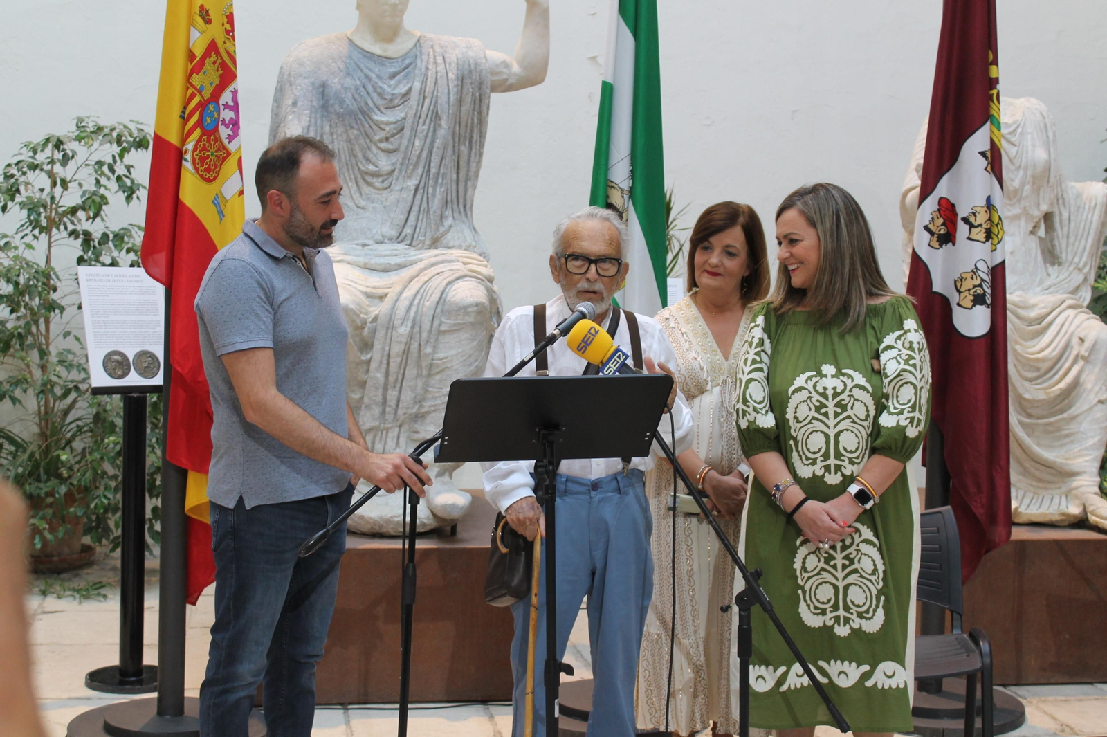 Un momento del homenaje al artista Paco Ariza.