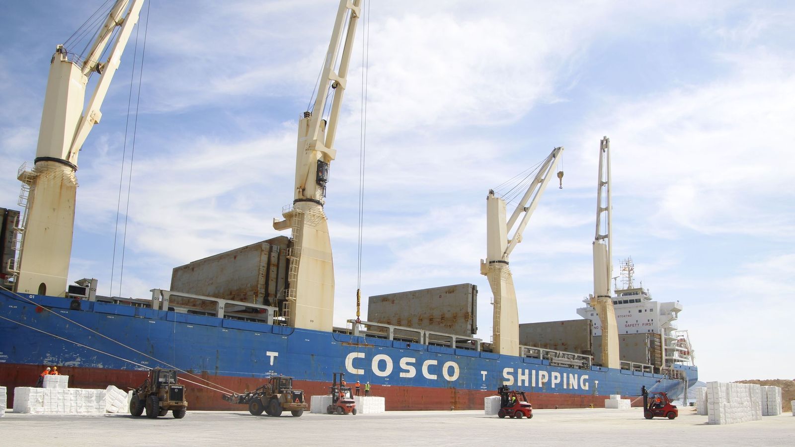 Operativa de carga en el Puerto de Motril con un buque de Cosco Shipping