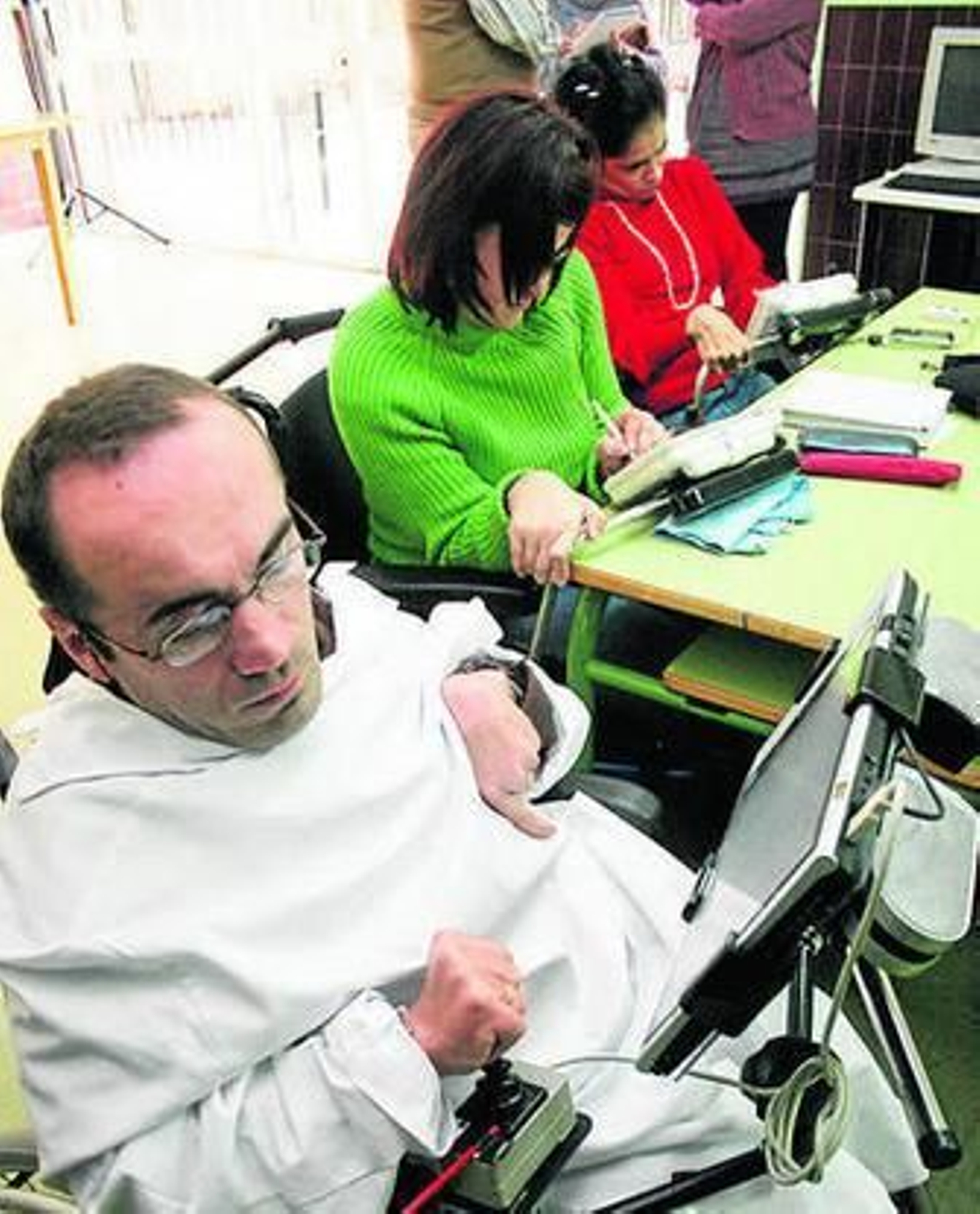 Varios usuarios de la Asociación de Paralíticos Cerebrales de Huelva.