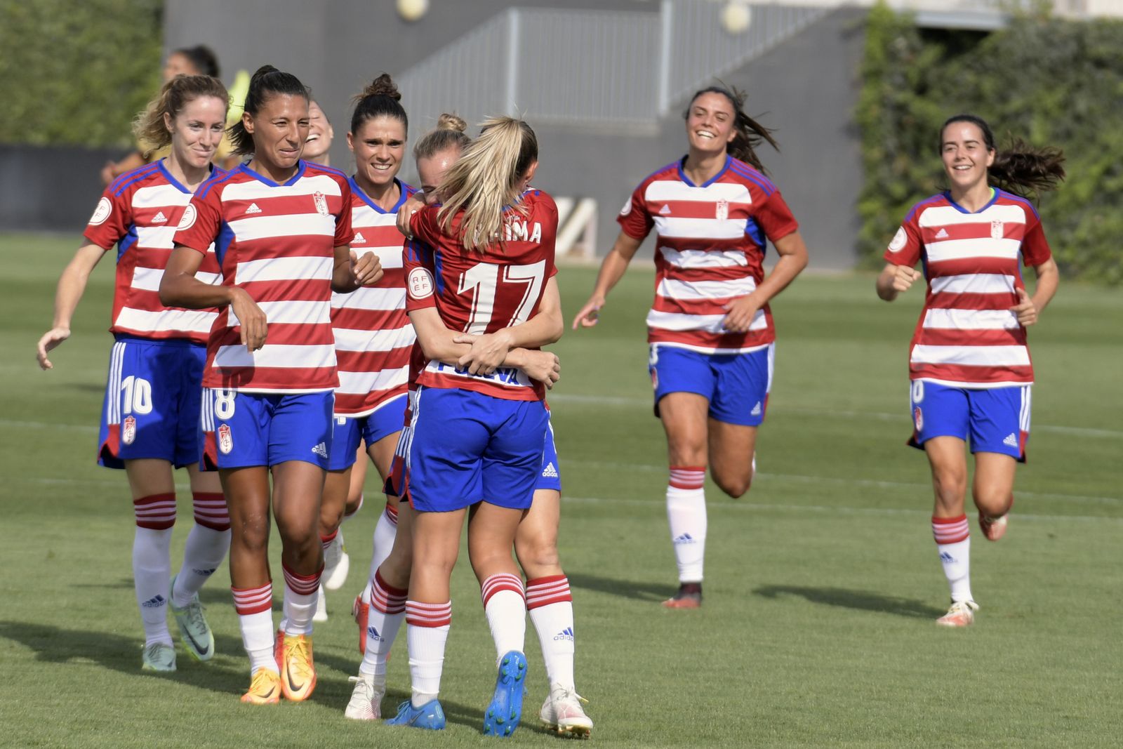 Las jugadoras del Granada CF femenino abrazan a Naima.