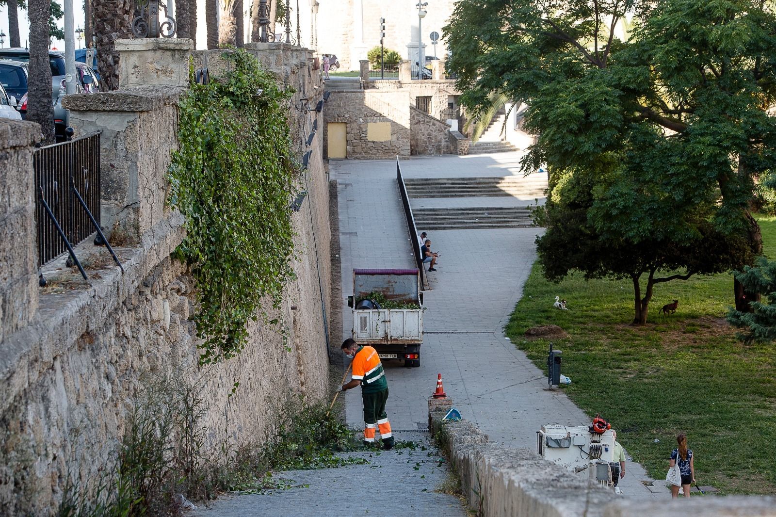 Trabajos, ayer, en el foso del Pelícano.