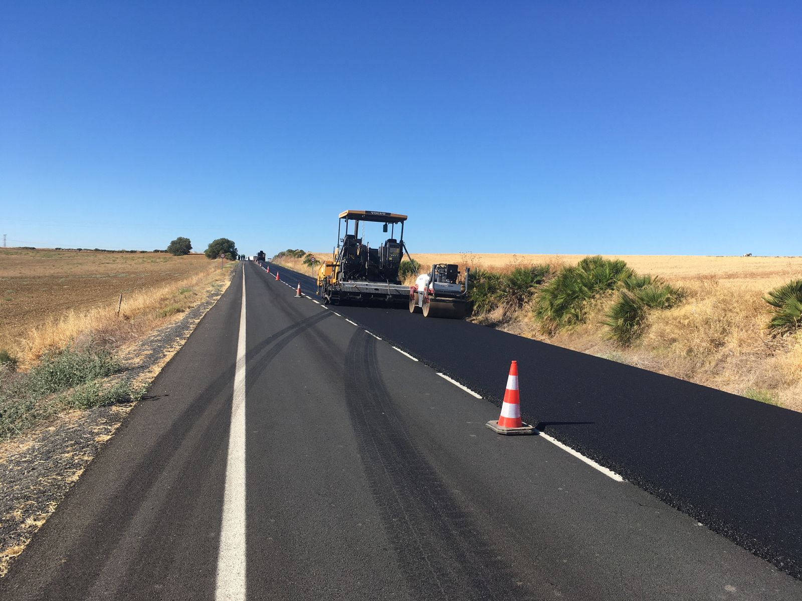 Obras de asfaltado en la carretera de Escacena del Campo a Aznalcóllar.