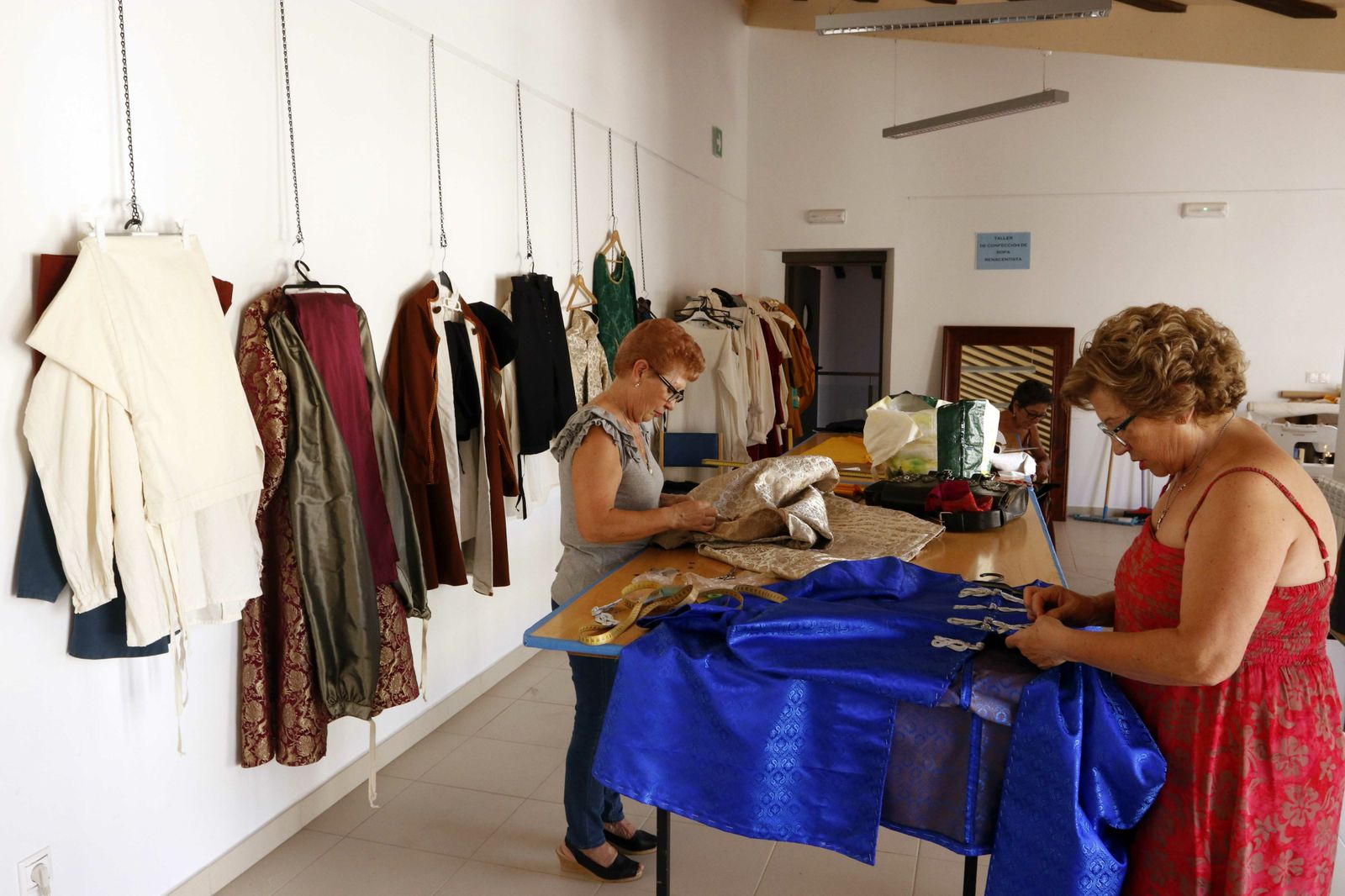 Fotogalería del taller de costura renacentista en Velez Blanco