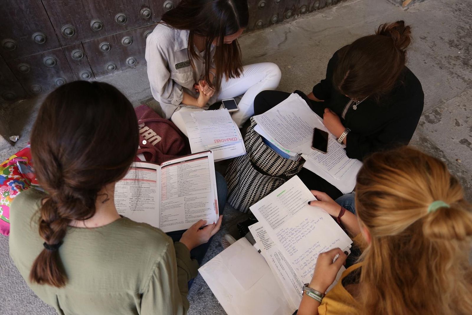 Varias alumnas repasan sus apuntes antes de examinarse de Selectividad