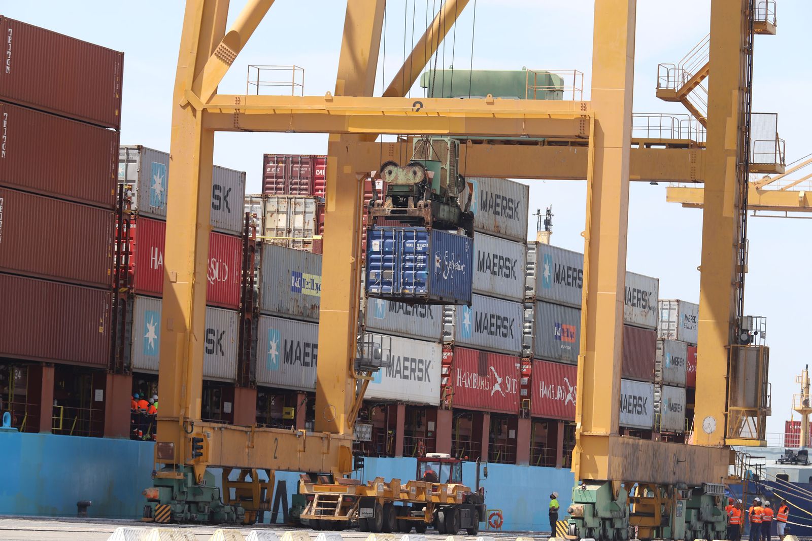 Imágenes de la llegada del buque Maersk al Puerto de Huelva, que abre las escalas con la línea entre Leixoes y Algeciras