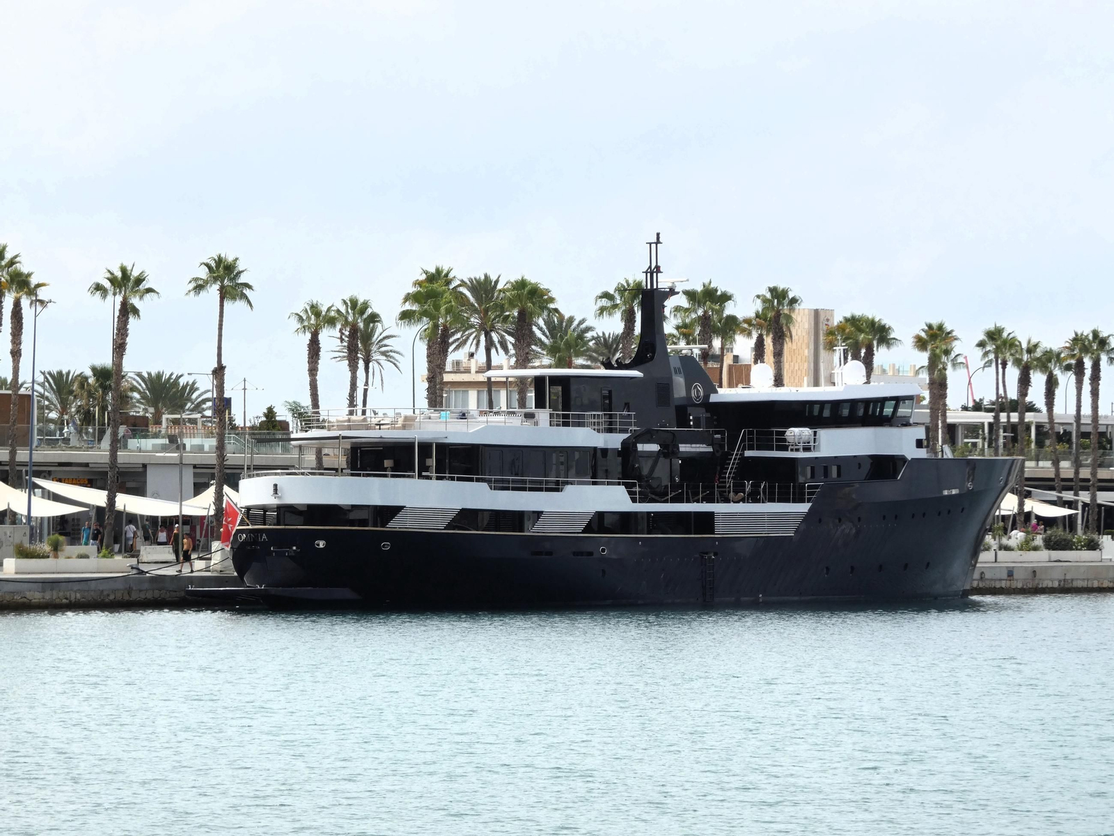 Yate 'Omnia' atracado en el muelle uno del puerto de Málaga.