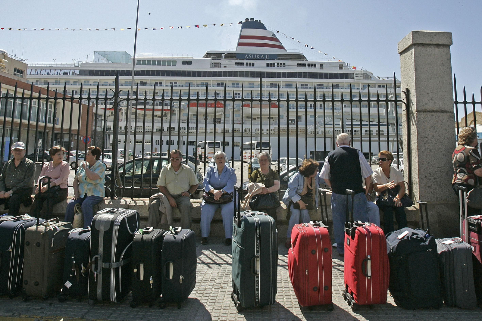 Un grupo de cruceristas desembarcados en el puerto de Cádiz Un grupo de cruceristas desembarcados en el puerto de Cádiz